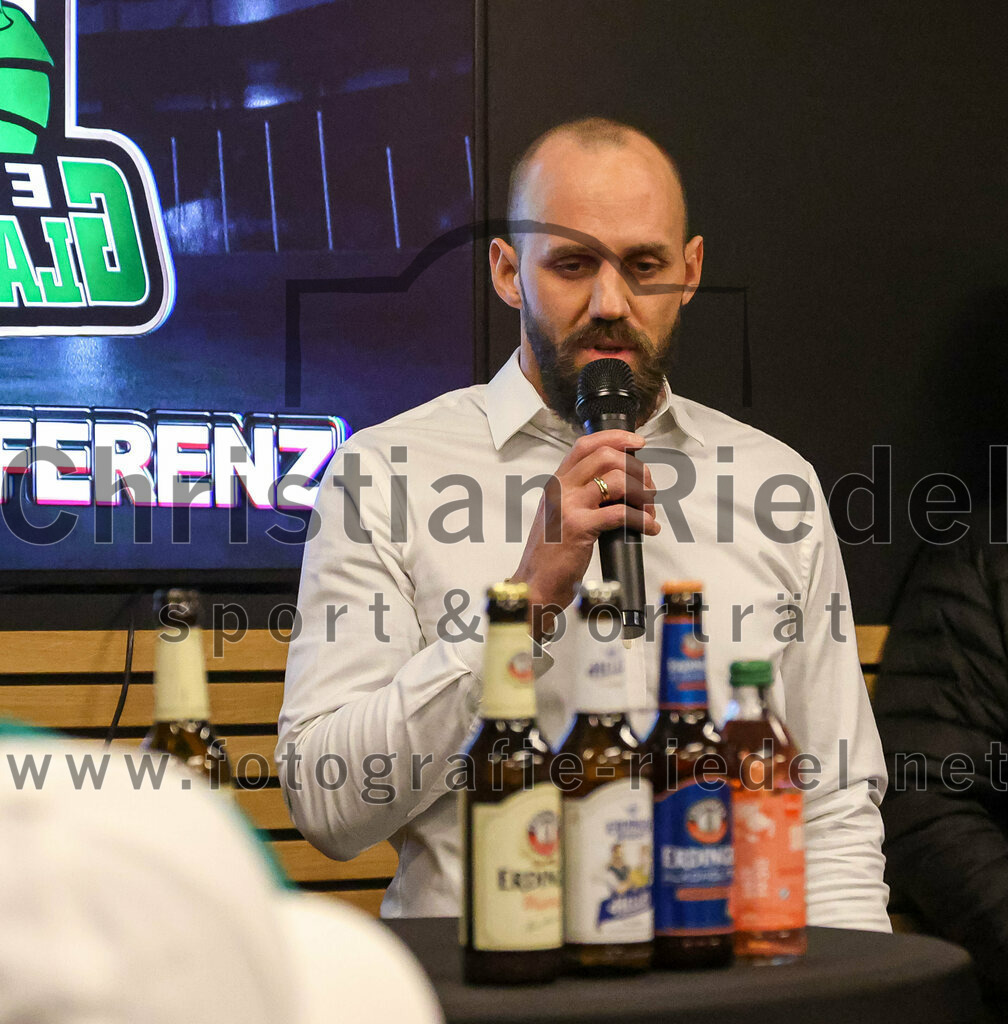 2023-01-22_178_Eishockey_TSV_Erding_gegen_ESC_Dorfen | Erding, Deutschland, 22.01.2023:
Eishockey, Bayernliga 2022 / 2023, 29. Spieltag, TSV Erding gegen ESC Dorfen, Endergebnis: 6:2

Teamchef Felix Schütz (Erding Gladiators)

Foto: Christian Riedel / fotografie-riedel.net