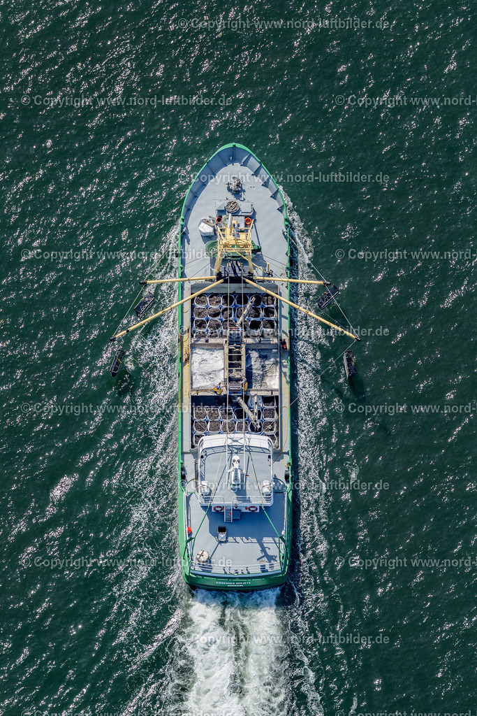 Sylt_Hörnum_Siebennus_GER_Jets_Hooksiel_Muschelfischer_ELS_5513130825 | HöRNUM (SYLT) 13.08.2025 Fischfang - Schiff in Fahrt auf " Trawler Wyk 2 " in Hörnum (Sylt) auf der Insel Sylt im Bundesland Schleswig-Holstein, Deutschland. // Fishing - ship under way " Trawler Wyk 2 " in Hoernum (Sylt) at the island Sylt in the state Schleswig-Holstein, Germany. Foto: Martin Elsen