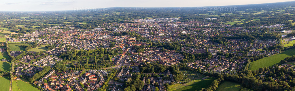 Luftbild: Panorama der Stadtansicht des Innenstadtbereiches im Ortsteil Winterswijk-Noordoost in Winterswijk im Bundesland Gelderland in Niederlande. Foto: IMG_007986.jpg vom 12.07.2020 durch Werner Riehm/FLY-FOTO.de