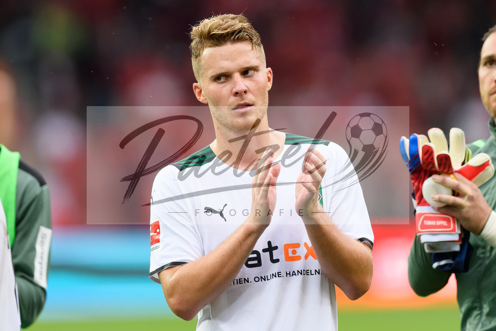 FCUBMG20210829_079 | Fussball, Herren: Nico Elvedi (Borussia Moenchengladbach) enttaeuscht beim Spiel der 1. Bundesliga zwischen 1. FC Union Berlin und Borussia Moenchengladbach im Stadion An der Alten Foersterei am 29.08.2021 in Berlin, Deutschland. - Realisiert mit Pictrs.com