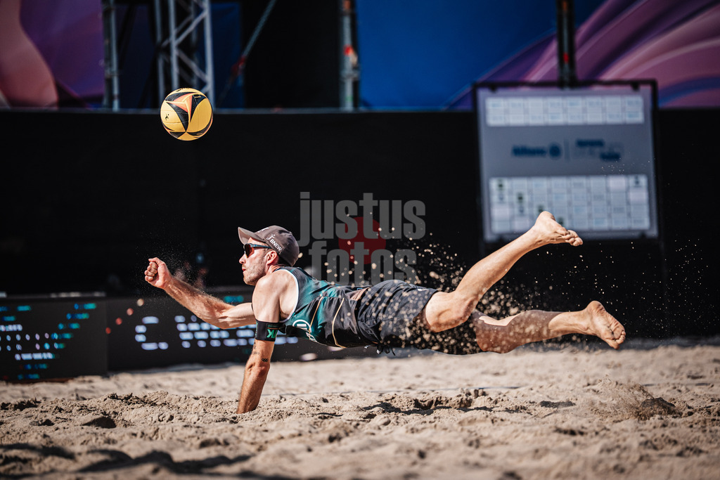 Beachvolleyball | Frauen | Deutsche Meisterschaften 2025 Timmendorfer Strand | 04.09.2025 | Clemens Wickler springt zum Ball