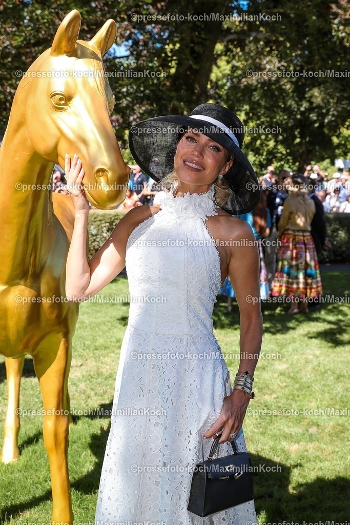 BBmx31082501009 | 2025.08.31, Promis beim Renntag auf der Galopprennbahn Baden-Baden in Iffezheim. Die Gäste genießen die elegante Atmosphäre beim Pferderennen. Sylvie Meis (Model und Markenbotschafterin des Casino Baden-Baden) posiert am Goldenen Pferd