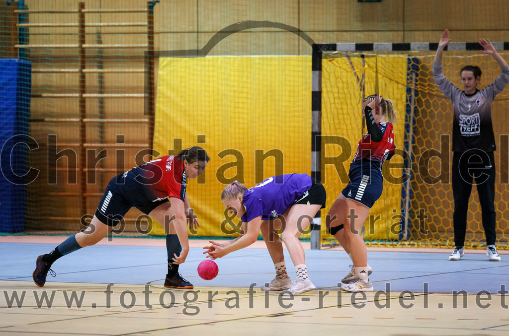2022-11-19_101_SpVgg_Altenerding_gegen_HC_Donau-Paar | Erding, Deutschland, 19.11.2022:
Handball, Bezirksoberliga Frauen Altbayern 2022 / 2023, 5. Spieltag, SpVgg Altenerding gegen HC Donau/Paar, Endergebnis: 22:33

Simone Jens (HC Donau/Paar, #4), Lisa Günther (HC Donau/Paar, #33), Katharina Reisch (HC Donau/Paar, #1)

Foto: Christian Riedel / fotografie-riedel.net