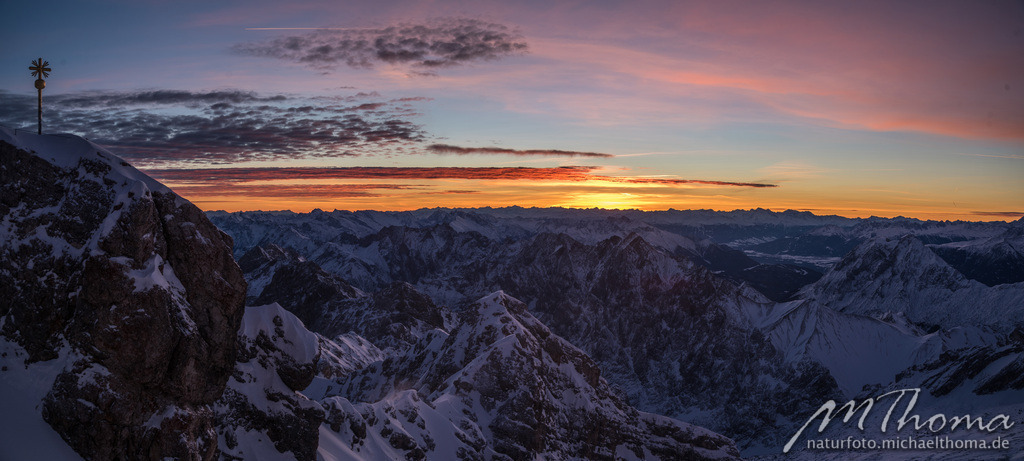 Sonnenaufgang an der Zugspitze | Dies ist der Online-Shop von naturfoto.michaelthoma.de. Ich bin leidenschaftlicher Naturfotograf und fotografiere von der Andromedagalaxie bis zum Zwergtaucher, von der Ameise bis zum Orionnebel alles was mit Natur zu tun hat. Hier kann eine Auswahl meine - Realisiert mit Pictrs.com
