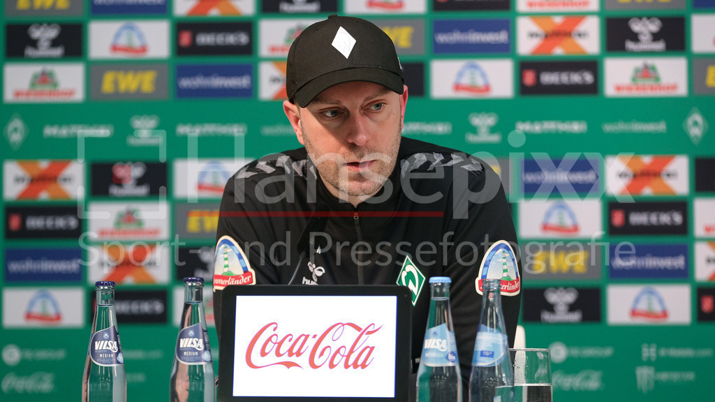 Fussball, Bundesliga, SV Werder Bremen - SC Freiburg | v.li.: Ole Werner (Trainer, Cheftrainer, SV Werder Bremen) während der Pressekonferenz, Portrait, Nahaufnahme, Einzelfoto, Einzelbild, DIE DFL-RICHTLINIEN UNTERSAGEN JEGLICHE NUTZUNG VON FOTOS ALS SEQUENZBILDER UND/ODER VIDEOÄHNLICHE FOTOSTRECKEN. DFL REGULATIONS PROHIBIT ANY USE OF PHOTOGRAPHS AS IMAGE SEQUENCES AND/OR QUASI-VIDEO.