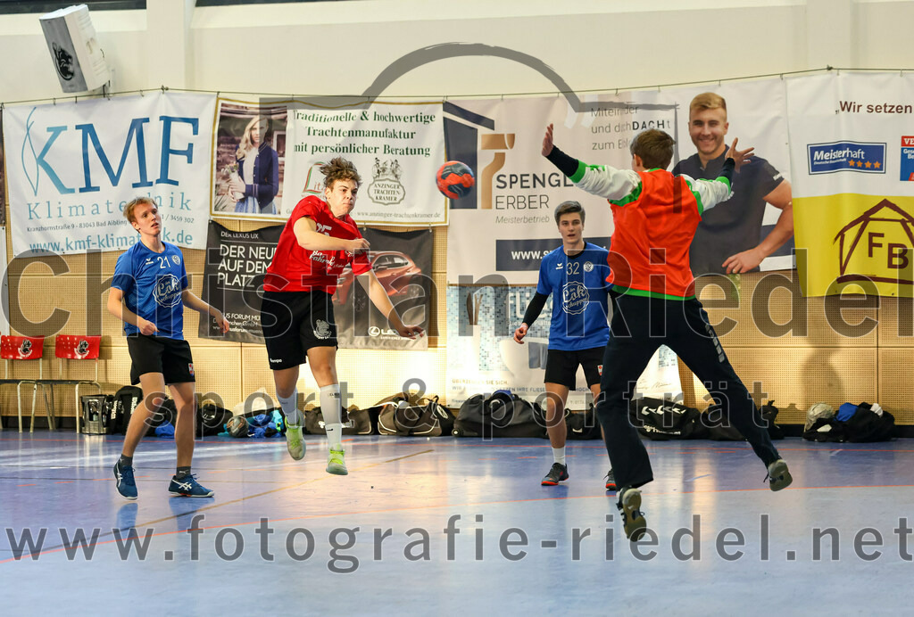 2022-12-17_090_SV_Anzing_gegen_TSV_Simbach | Anzing, Deutschland, 17.12.2022:
Handball, Bayernliga männliche A-Jugend 2022 / 2023, 9. Spieltag, SV Anzing gegen TSV Simbach, Endergebnis: 39:30

Johannes Mergenthaler (TSV Simbach, #21), Leon Korpar (SV Anzing, #25), Philipp Staniek (TSV Simbach, #32)

Foto: Christian Riedel / fotografie-riedel.net