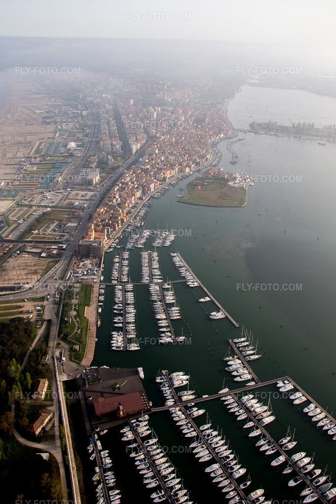 Aerial view: Sottomarina in Faro in the state Veneto, Italy.Photo: IMG_087570.jpg taken on 04/06/2016 by Werner Riehm/FLY-FOTO.comResolution of the original: 3648 x 5472 px