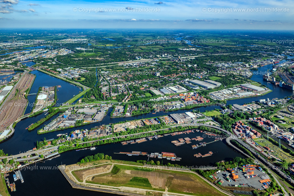 Hamburg_Wilhelmsburg_Reiherstieg_ELS_9853070524 | HAMBURG 07.05.2024 Hafenanlagen Industiebetriebe am Ufer des Hafenbeckens am Klütjenfelder Hafen entlang der Klütjenfelder Straße im Ortsteil Wilhelmsburg in Hamburg, Deutschland. Weiterführende Informationen bei: Hywax GmbH. // Port facilities industrial plants on the banks of the harbor basin at Kluetjenfelder Hafen along Kluetjenfelder Strasse in the district Wilhelmsburg in Hamburg, Germany. Further information at: Hywax GmbH. Foto: Martin Elsen