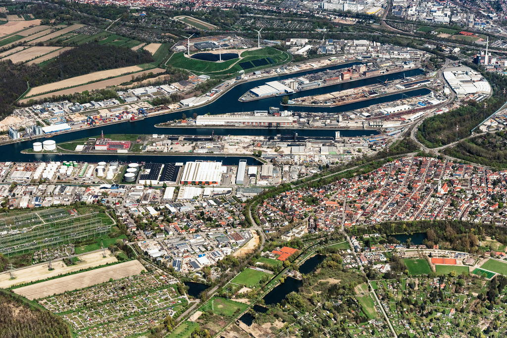 dr__0022389.jpg | KARLSRUHE 11.04.2019 Kaianlagen und Schiffs- Anlegestellen am Hafenbecken des Binnenhafen Rheinhafen Karlsruhe in Karlsruhe im Bundesland Baden-Württemberg, Deutschland. // Quays and boat moorings at the port of the inland port Rheinhafen Karlsruhe in Karlsruhe in the state Baden-Wurttemberg, Germany. Foto: Daniel Reiter