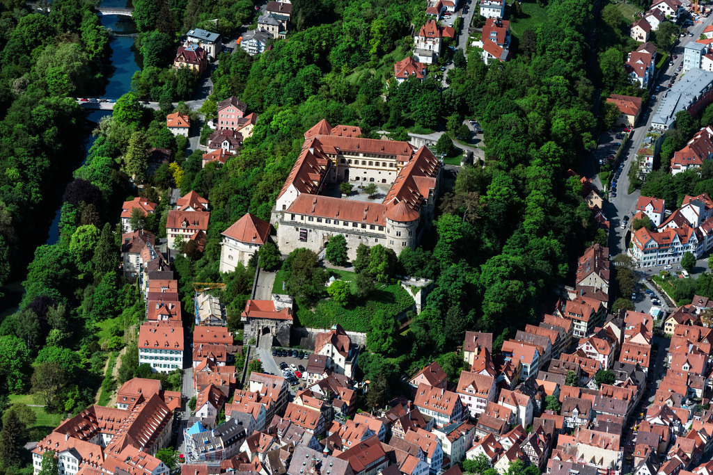 dr__0096875.jpg | TüBINGEN 19.05.2022 Burganlage des Schloß Hohen Tübingen mit dem Museum Alte Kulturen in Tübingen im Bundesland Baden-Württemberg, Deutschland. Weiterführende Informationen bei: Museum der Universität Tübingen MUT,  Universitätsstadt Tübingen. // Castle of Hohen Tuebingen in Tuebingen in the state Baden-Wurttemberg, Germany. Further information at: Museum der Universitaet Tuebingen MUT,  Universitaetsstadt Tuebingen. Foto: Daniel Reiter