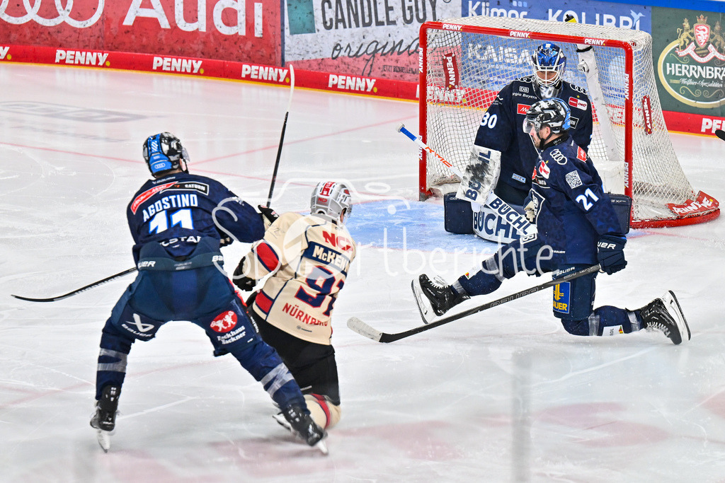 ERC Ingolstadt - Nuernberg Ice Tigers | Der Schuss von Jeremy McKENNA (Nuerberg Ice Tigers 91) wird von Wayne SIMPSON (ERC Ingolstadt 21) geblockt / DEL: ERC Ingolstadt - Nuernberg Ice Tigers, Saturn-Arena am 26.03.2025