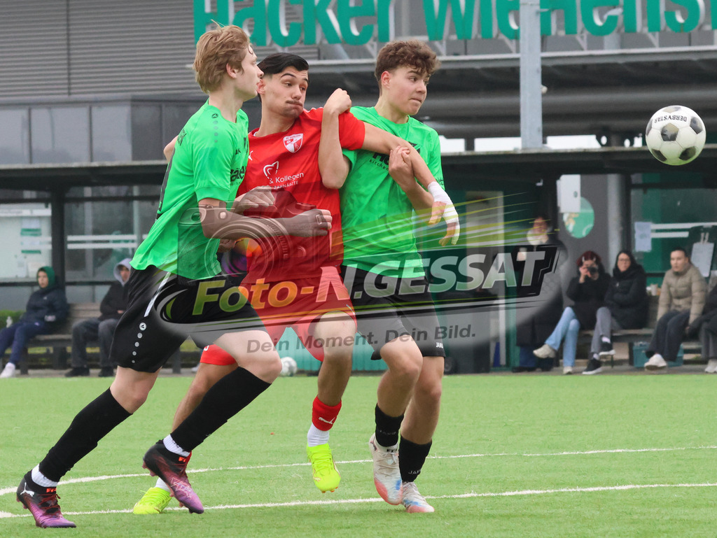 SV Rödinghausen - FC Iserlohn | Auf dem Bild zu sehen: grün SV Rödinghausen v.l.: Vincent Stahnke, Jonas Edsen ; rot FC Iserlohn: Aron Xhurreta SV Rödinghausen, FC Iserlohn, Saison 25/26, B-Jugend Westfalenliga, Deutschland - Realisiert mit Pictrs.com
