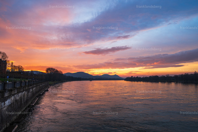 Sonnenaufgang über dem Siebengebirge | Sonnenaufgang über dem Siebengebirge. Aufgenommen am Bonner Bogen - Realisiert mit Pictrs.com