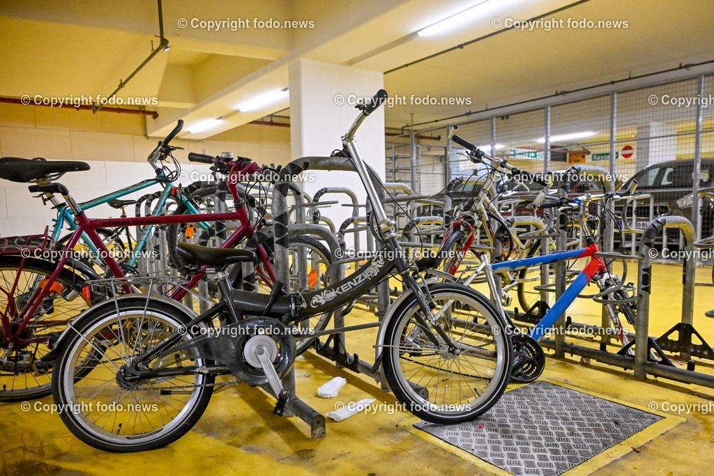 Hauptbahnhof Linz_ Fahrradkeller_ 04.03.2024-9 | 04.03.2024, Hauptbahnhof Linz, AUT, Fahrraeder, Fahrräder, im Bild Fahrradkeller, Tiefgarage, Abstellplatz fuer Fahrraeder am Hauptbahnhof Linz, Muell, Müll, Dreck, versifft, Unrat, Gestank