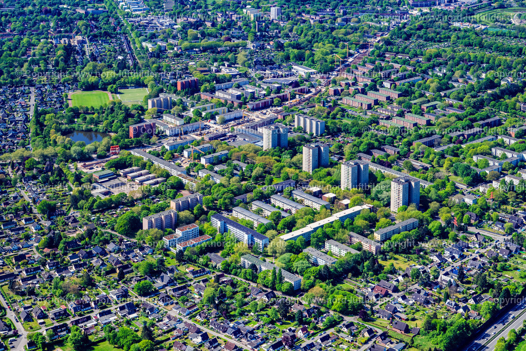 Hamburg_Horn_ELS_3418010525 | HAMBURG 01.05.2025 Wohngebiet einer Mehrfamilienhaussiedlung " Danneralle " an der Straße Dannerallee in Hamburg Horn, Deutschland. // Residential area of an apartment building "Danneralle" on the street Dannerallee in Hamburg Horn, Germany. Foto: Martin Elsen