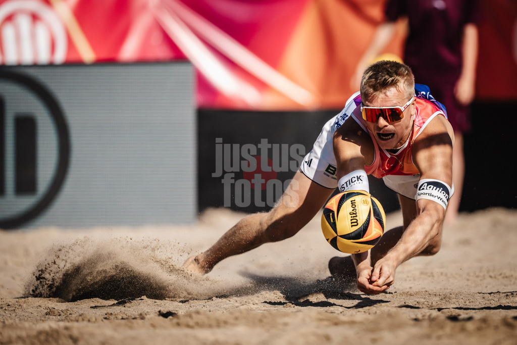 Beachvolleyball | Frauen | Deutsche Meisterschaften 2025 Timmendorfer Strand | 04.09.2025 | Georg Wolf spielt den Ball
