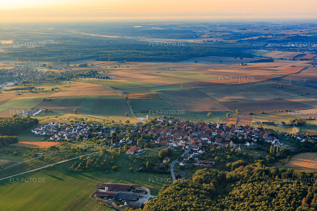 Luftbild: Ortsansicht von Nordwesten in Engwiller im Bundesland Bas-Rhin in Frankreich.Foto: IMG_111636.jpg vom 16.09.2018 durch Werner Riehm/FLY-FOTO.deAuflösung des Originals: 5472 x 3648 px