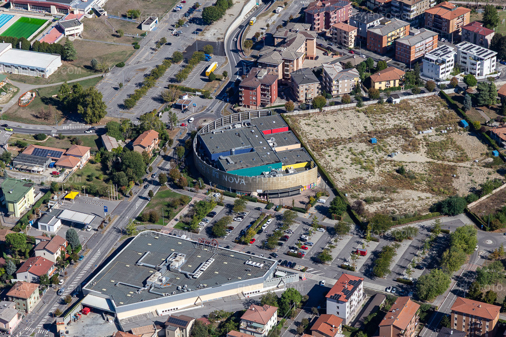 Aerial view: Multiplex Porta Nova in Crema in the state Cremona, Italy. – Photo: IMG_134419.jpg taken on 09/18/2022 by Werner Riehm/FLY-FOTO.com – Resolution of the original: 5472 x 3648 px