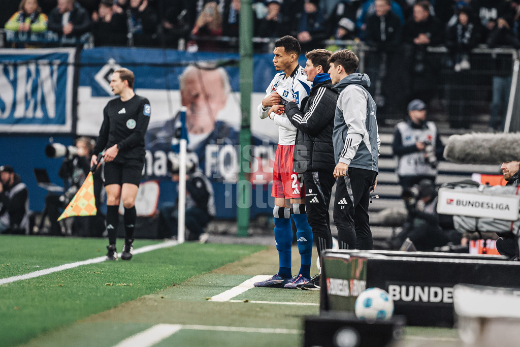 Fußball | Männer | Saison 2024/2025 | 2. Fußball-Bundesliga | 15. Spieltag | Hamburger SV vs. SV Darmstadt 98 | 08.12.2024 | v.l. Davie Selke (#27, HSV)  wird von Trainer Merlin Polzin (HSV) und Co-Trainer Loic Fave (HSV) eingewiesen