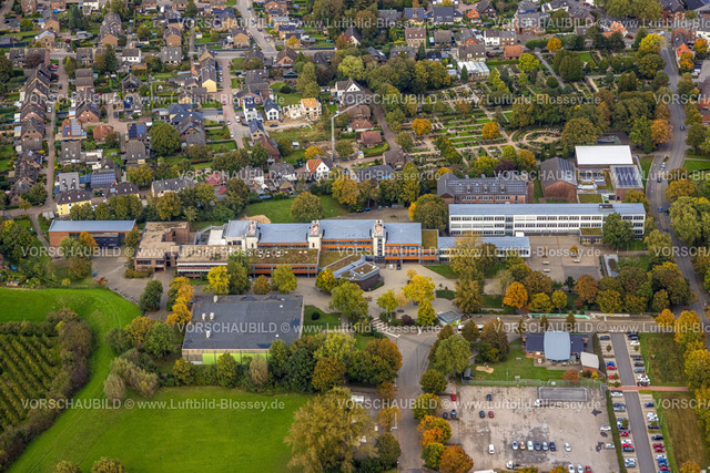 Rees241010022 | Luftbild, Gymnasium Aspel mit Dreifachsporthalle, Realschule mit Turnhalle und Rheinschule, dahinter Friedhof Rees und Wohngebiet, Niedermörmter, Kalkar, Niederrhein, Nordrhein-Westfalen, Deutschland