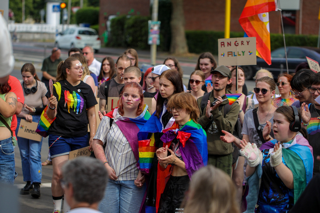CSD_Moers_190725_107 | Bildergalerie von Sport-Ereignissen aber auch von weiteren spannenden Dingen - nicht nur vom Niederrhein. In Anlehnung an den bekannten Spruch von Hanns Dieter Hüsch heißt das Motto: "Niederrhein ist überall".  - Realisiert mit Pictrs.com