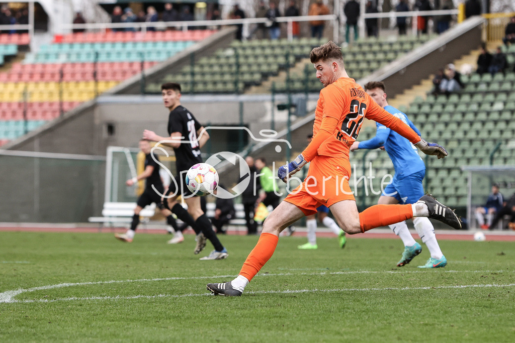 VSG Altglienicke - Viktoria Berlin | Viktoria Keeper Florian Hermann HORENBURG (VIK #22) am Ball / Freisteller / Einzelfoto