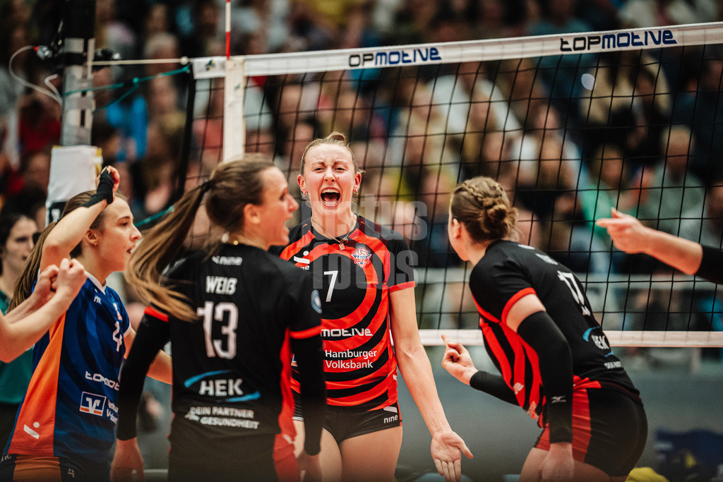 Volleyball | Frauen | Saison 2025/2026 | Volleyball Bundesliga | ETV Hamburger Volksbank Volleys vs. SSC Palmberg Schwerin | 17.01.2026 | ETV jubelt, in der Mitte Leonie Körtzinger (#7, ETV Hamburger Volksbank Volleys)