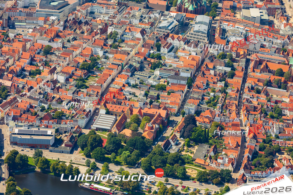 Klassische Luftaufnahme ohne Drohne zeigt:Hüxstraße bei Lübeck - Die Luftbildaufnahme wurde 2025 vom UL-Flugzeug heraus erstellt ( keine Drohnenaufnahme ) - Hochauflösende Luftaufnahme -Nicht vergleichbar mit Google Maps oder Satelittenbilder- Die Geschenkidee !Mit Lizenz und Bildrechte bestellbar