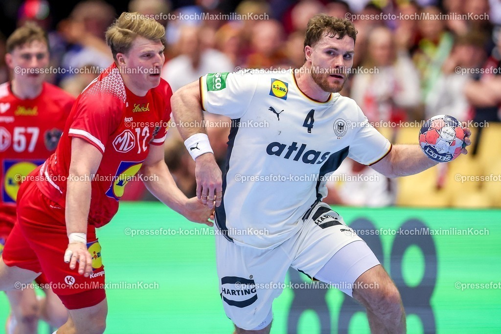 EHF15012602159 | 15.01.2026, Handball, Men's EHF EURO 2026, Deutschland - Österreich, Jyske Bank Boxen in Herning, Dänemark, Preliminary Round:  Lukas Hutecek (Austria #72)  im Zweikampf gegen   Johannes Golla (Germany #04) 