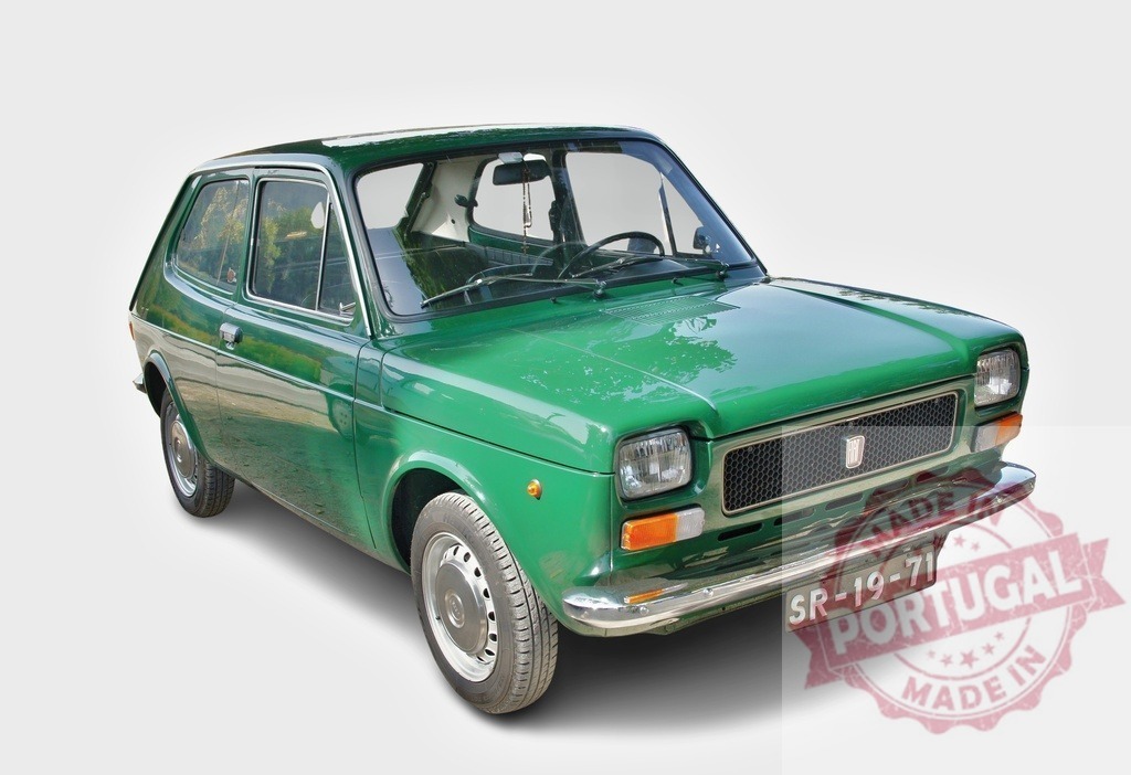 Green Fiat 127 parking on a white background | Classic green Fiat 127 automobile parked on a seamless white background, showcasing its vintage design - Realisiert mit Pictrs.com
