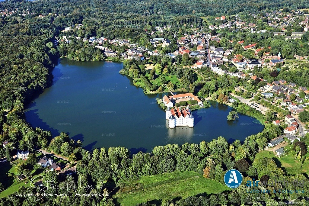 Luftbild Schloss Glücksburg - Schloss Glücksburg (dänisch Lyksborg Slot) zählt zu den bedeutendsten Renaissanceschlössern Nordeuropas | Das Schloss wurde zunächst Sitz der älteren Linie des Hauses Schleswig-Holstein-Sonderburg-Glücksburg, die von Johanns Sohn Philipp begründet wurde. Diese Linie regierte bis 1779, als mit dem Tod des kinderlosen Herzogs Friedrich Heinrich Wilhelm das alte Glücksburger Herzogshaus ausstarb. Das Schloss ging daraufhin an das dänische Königshaus zurück und wurde bis 1824 von Anna Caroline, der verwitweten Herzogin von Glücksburg, als Witwensitz genutzt.