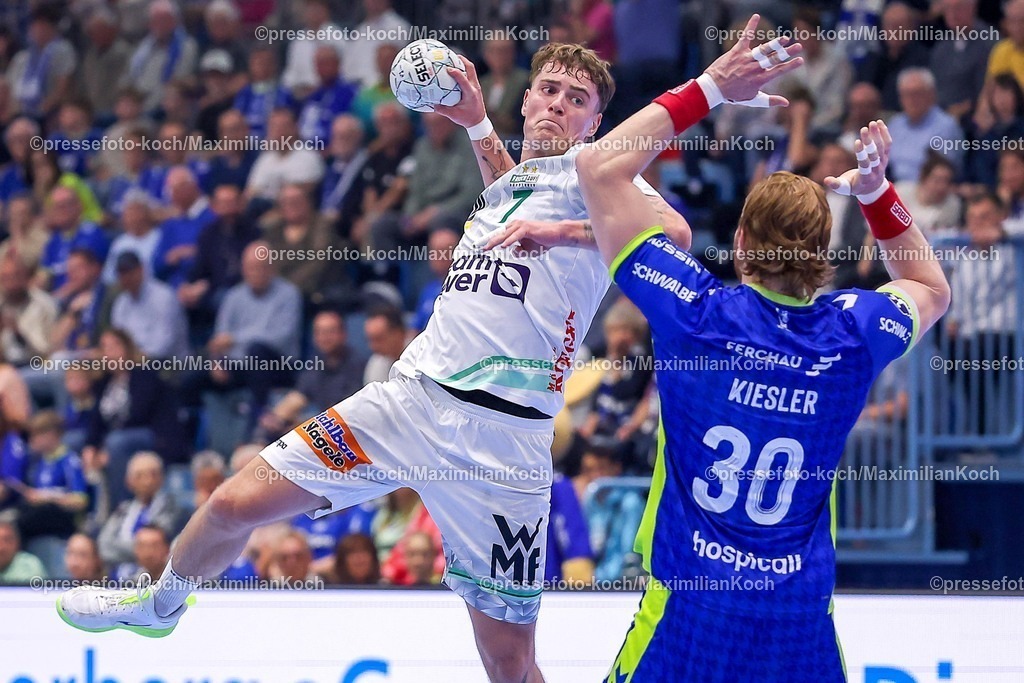 Gum30042601032 | 30.04.2026, Handball, 1. HBL, VfL Gummersbach - Frisch Auf! Göppingen, Saison 2025 / 2026 Herren, Schwalbe-Arena: Victor Klove (Frisch Auf Göppingen #07) wirft den Ball auf das Tor gegen Tom Kiesler (VfL Gummersbach #30) 