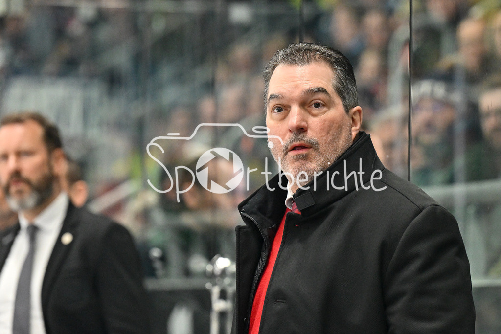 Augsburger Panther - Adler Mannheim | im Bild Larry MITCHELL Headcoach Augsburger Panther / Freisteller / Einzelfoto / DEL: Augsburger Panther - Adler Mannheim, Curt Frenzel Stadion am 16.02.2025