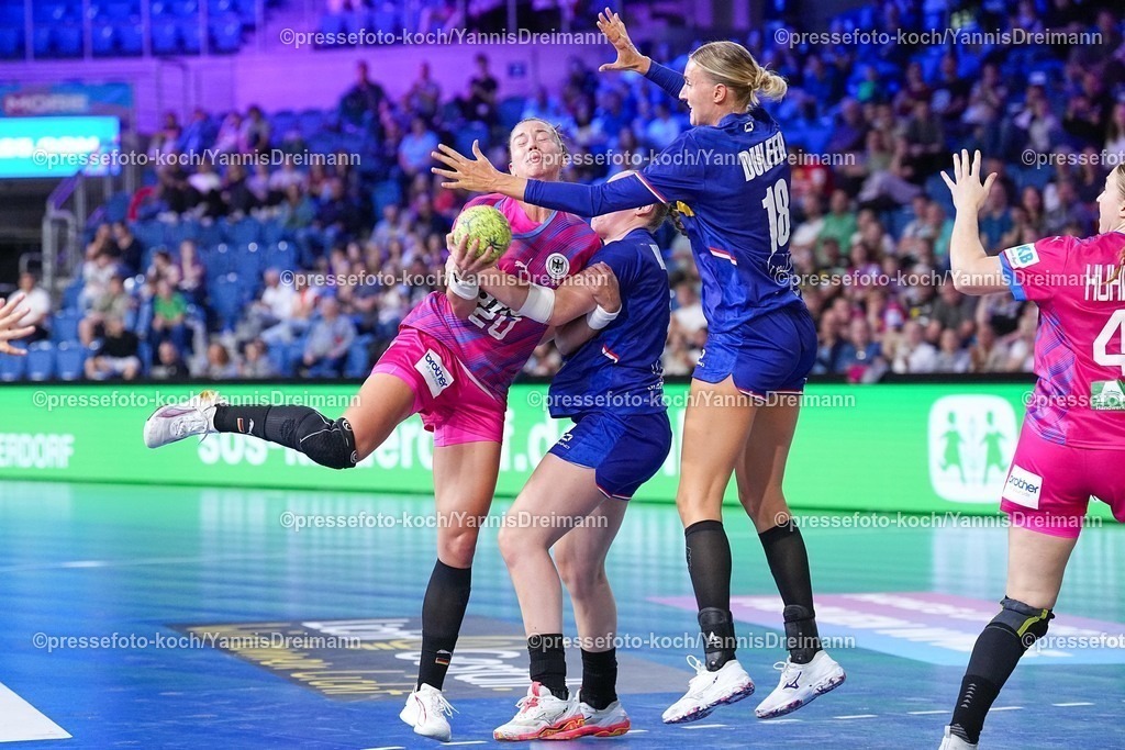 xydrx21092501046 | 21.09.2025, xydrx, Handball, Frauen Länderspiel, Deutschland - Niederlande, YAILA Arena: Emily Vogel (GER #20) im Zweikampf gegen Romee Maarschalkerweerd (NED #24) und Kelly Dulfer (NED #18)