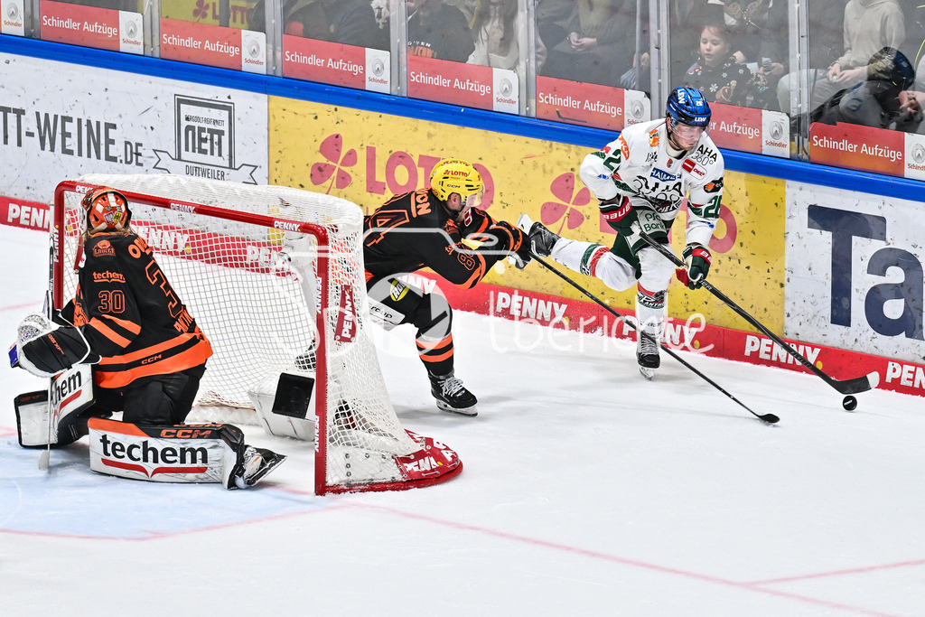 Löwen Frankfurt - Augsburger Panther | FRANKFURT, GERMANY - 19. DECEMBER: im Duell Christopher WILKIE (Löwen Frankfurt 84) und Alexander BLANK (Augsburger Panther 26) während dem Match zwischen den Löwen Frankfurt und den Augsburger Panthern am 29. Spieltag der Penny DEL in der Eissporthalle Frankfurt
