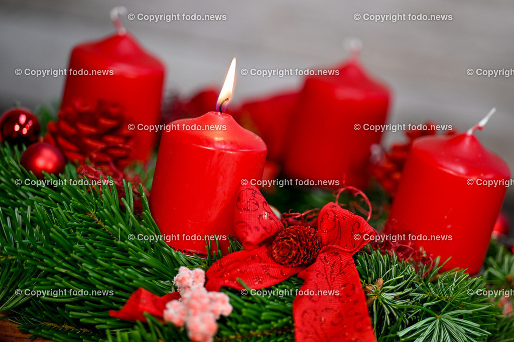 Adventkranz_ 26.11.2024-14 | 26.11.2024, Linz, AUT, Advent, im Bild Adventkranz, Kranz, Kerzen, Weihnachtszeit, Vorweihnachtszeit, Brauchtum, Zweige, Schmuck, besinnlich, froehlich, Winter, Feuer, Flamme, Tradition, Dekoration, Schmuck, schmuecken, dekorieren, festlich, traditionell, festlich, Fest, 1. Advent