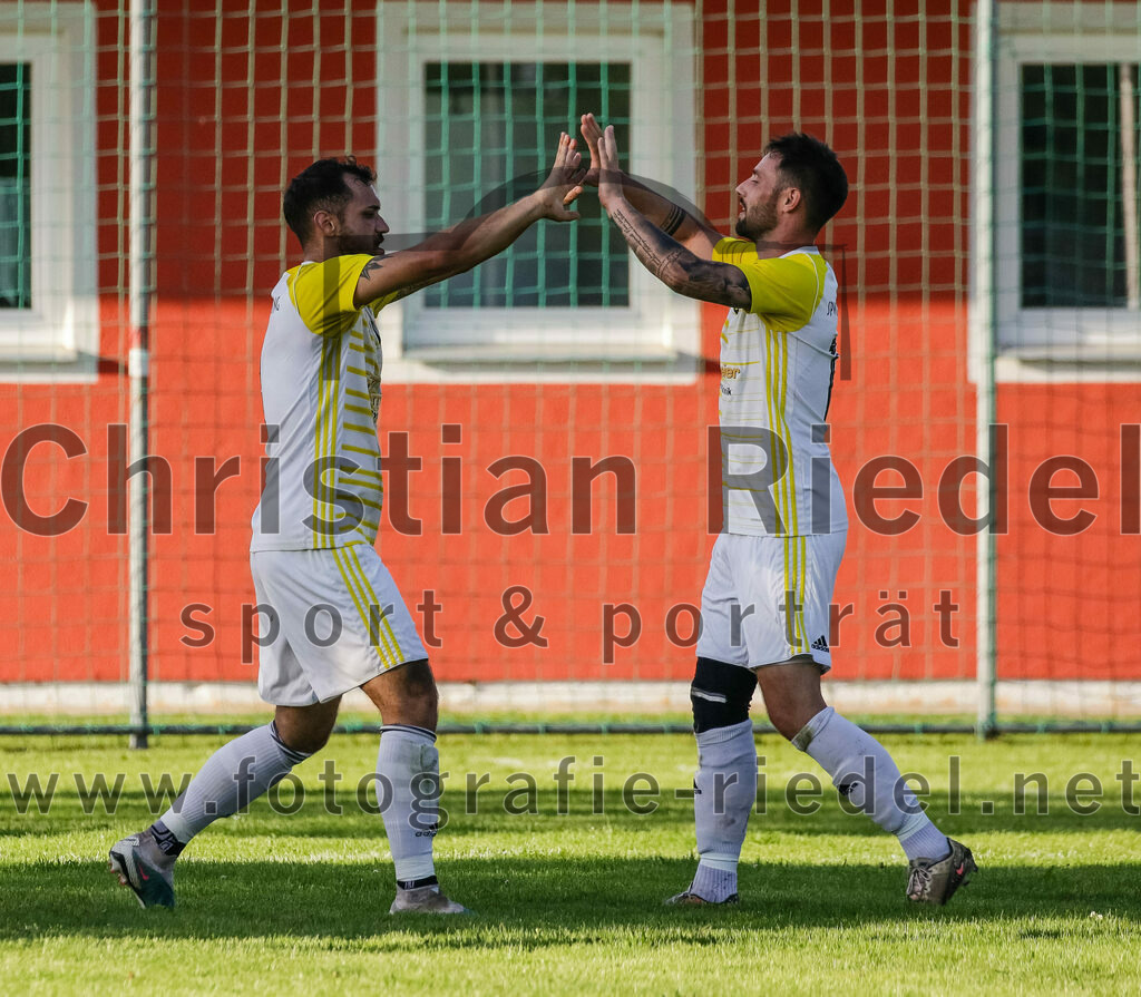 2023-08-18_116_SpVgg_Eichenkofen_gegen_FC_Langenpreising | Erding, Deutschland, 18.08.2023:
Fußball, A-Klasse 2023 / 2024, 3. Spieltag, SpVgg Eichenkofen gegen FC Langenpreising, Endergebnis: 0:2

Jubel nach dem 0:2 durch Patrick Listl (SpVgg Langenpreising, #9) Christian Huber (SpVgg Langenpreising, #10)

Foto: Christian Riedel / fotografie-riedel.net