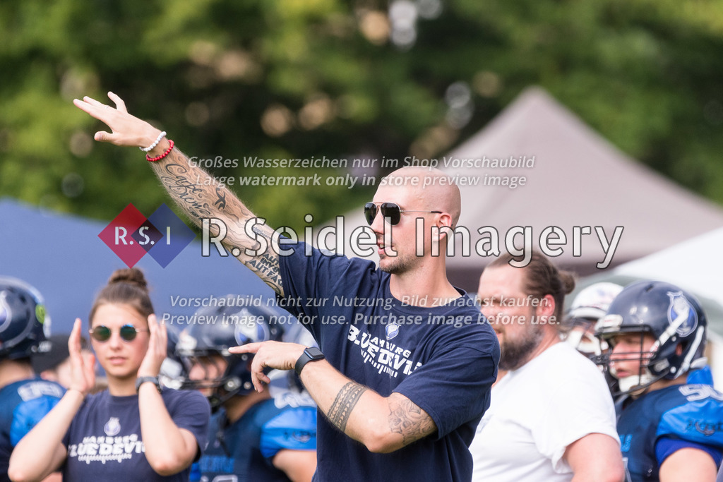 American Football, Saison 2022, Regionalliga Nord, Hamburg Blue Devils - Hamburg Pioneers, Dr.-Hermann-Schnell-Sportplatz (Hamburg), 13.08.2022, 8. Gameweek | Sportfotos aus Hamburg, Eventfotos oder freie Arbeiten von R.Seidel Imagery – einfach online kaufen.