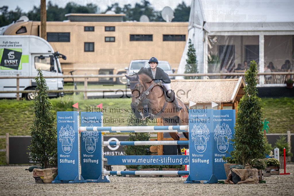 DOS_7520 | Entdecke hochwertige Reitturnierfotos von Foto Oger. Professionell, emotional und authentisch – jetzt Lieblingsmomente im Shop bestellen.Deutschlandweite Turnierfotografie. - Realisiert mit Pictrs.com