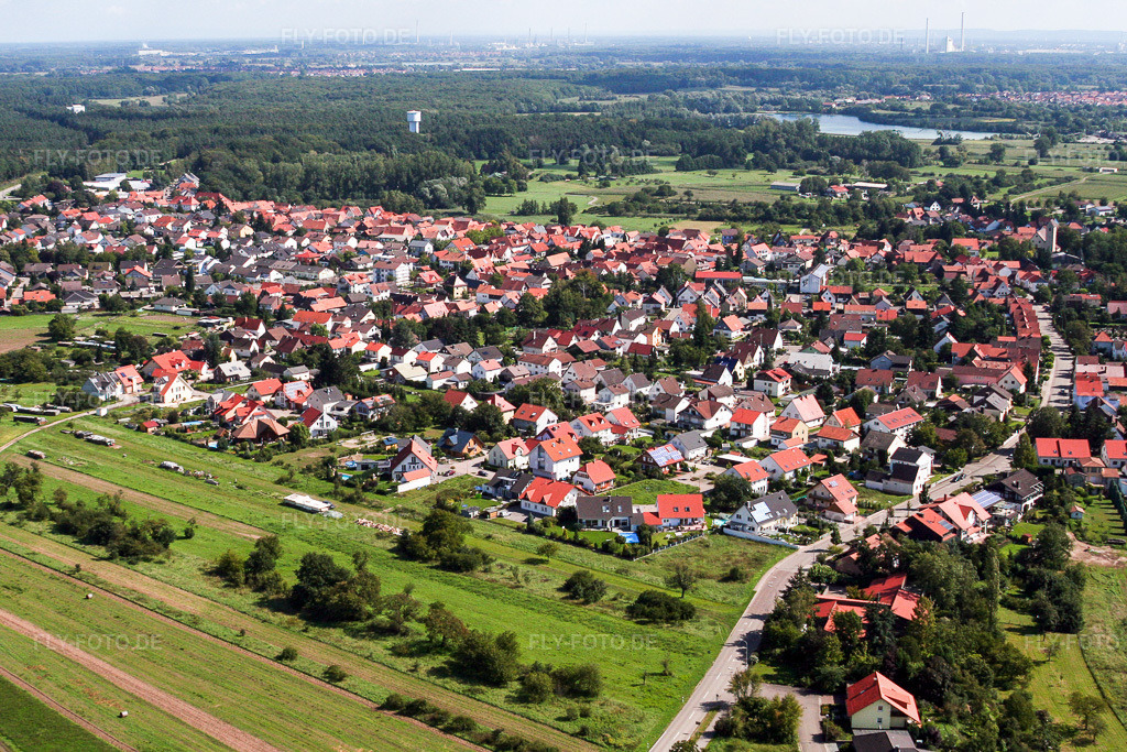 Luftbild: Dorf von Westen in Berg im Bundesland Rheinland-Pfalz in Deutschland. Foto: IMG_3614.jpg vom 31.08.2006 durch Werner Riehm/FLY-FOTO.de