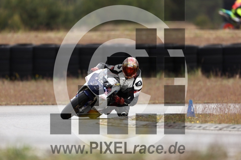 0033-20240511_01613 | Schöne Erinnerungen an spannende Momente - das festzuhalten ist unser Job. PIXELrace.de ist seit 2003 auf den Rennstrecken Europas unterwegs um die Action draußen beim Fahren und die wunderbare Stimmung imm Fahrerlager für euch einzufangen.