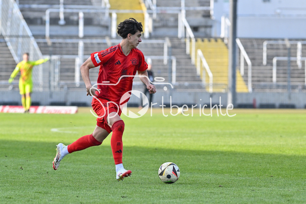 FC Bayern Amateure - 1. FC Schweinfurt 05 | am Ball Adin LICINA (FC Bayern München II #7) / Einzelfoto / Freisteller / Regionalliga Bayern: FC Bayern Muenchen II - 1. FC Schweinfurt 1905, Gruenwalder Stadion am 22.02.2025