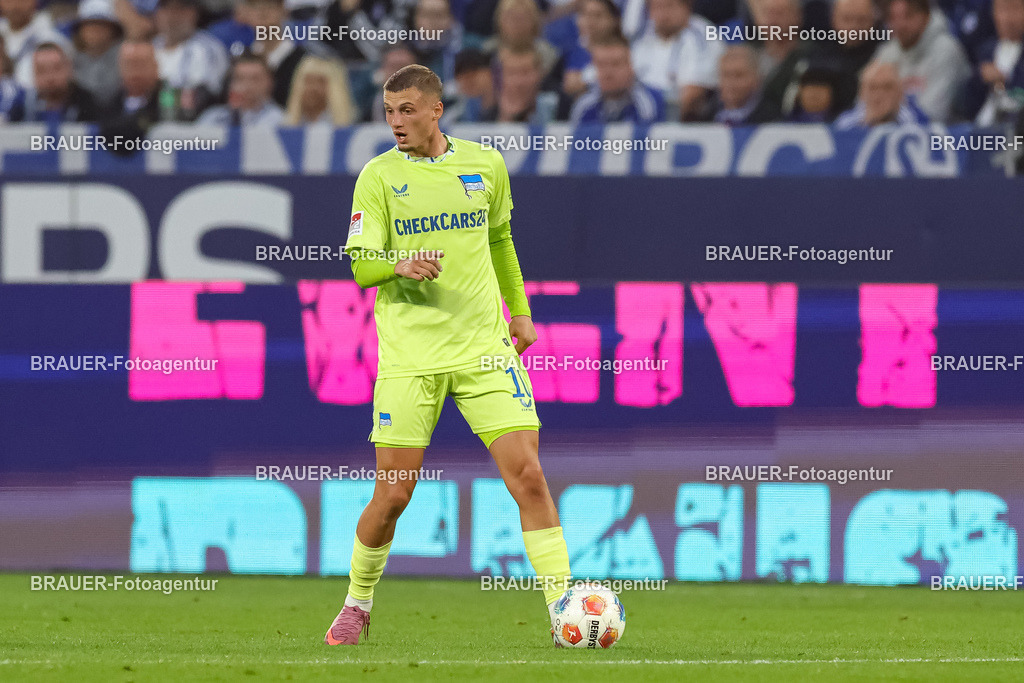 1_S04BER_20250801_2257.JPG -  - FC Schalke 04 - Hertha BSC Berlin - 2. Bundesliga | Gelsenkirchen, Deutschland, 01.08.25: Michael Cuisance (Hertha BSC Berlin) in Aktion, am Ball, Einzelaktion waehrend des Spiels der 2. Bundesliga zwischen FC Schalke 04 - Hertha BSC Berlin in der Veltins-Arena am 01. August 2025 in Gelsenkirchen, Deutschland. (Foto von Stefan Brauer/Brauer-Fotoagentur)DFB/DFL REGULATIONS PROHIBIT ANY USE OF PHOTOGRAPHS AS IMAGE SEQUENCES AND/OR QUASI-VIDEO.