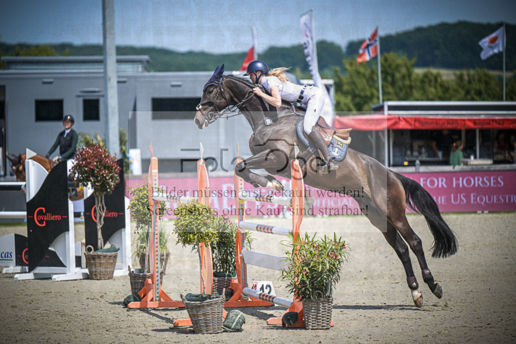 DOS_3545 | Entdecke hochwertige Reitturnierfotos von Foto Oger. Professionell, emotional und authentisch – jetzt Lieblingsmomente im Shop bestellen.Deutschlandweite Turnierfotografie. - Realisiert mit Pictrs.com