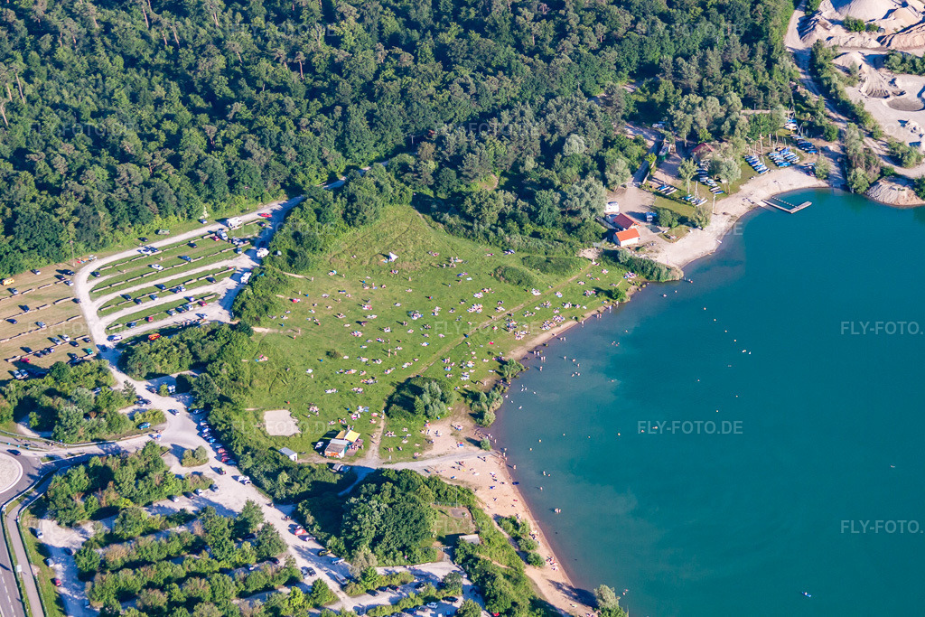 Luftbild: Massenandrang von nackten Badegästen an Strand und Uferbereich des FKK Sees Epplesee im Ortsteil Silberstreifen in Rheinstetten im Bundesland Baden-Württemberg in Deutschland. Foto: IMG_57936.jpg vom 16.06.2013 durch Werner Riehm/FLY-FOTO.de
