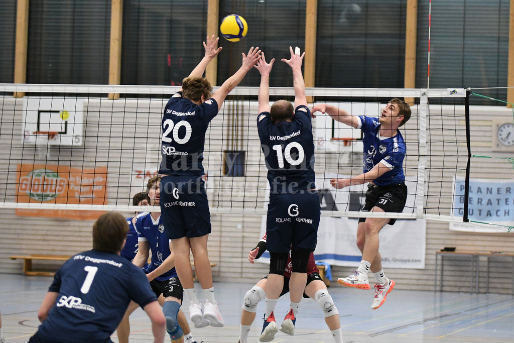 TSV Deggendorf : VSG Isar-Loisach | Johannes Schlosser (Mittelblocker) und Sebastian Schwarz (Zuspieler/Coach) - Realisiert mit Pictrs.com