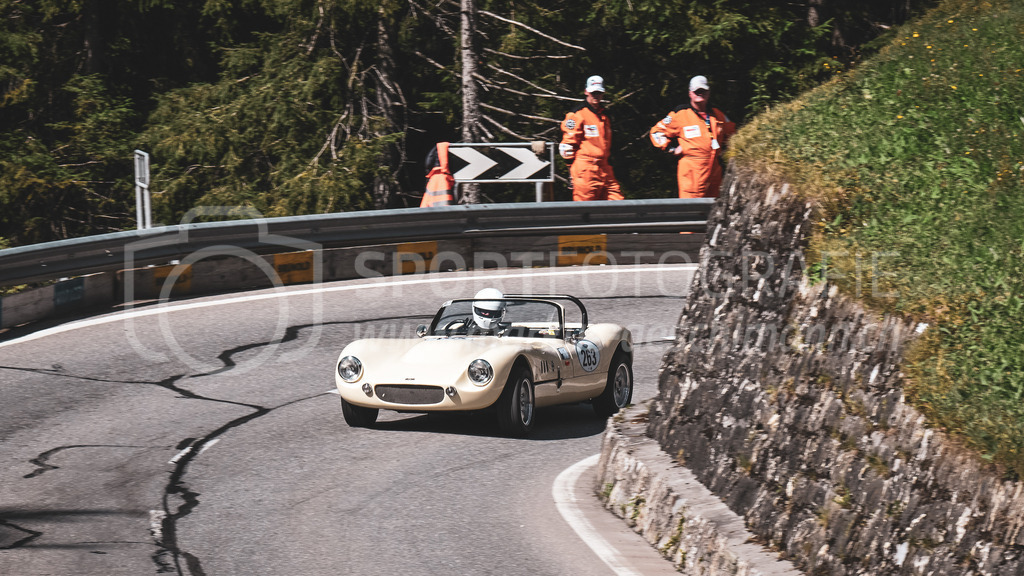 19. Arosa ClassicCar 2023 - 2. September 2023 | 19. Arosa ClassicCar 2023
Arosa, Schweiz
Vogt Heinz aus Wangen mit der Startnummer 263 in einem Sylva Fisher Fury, Jahrgang 1970, in der Klasse Classic Trophy.
@arosaclassiccar, @arosa.official, #arosaclassiccar, #arosa, #76curves, #classiccar
Bild: Sportfotografie Markus Aeschimann | www.markus-aeschimann.ch - Realisiert mit Pictrs.com