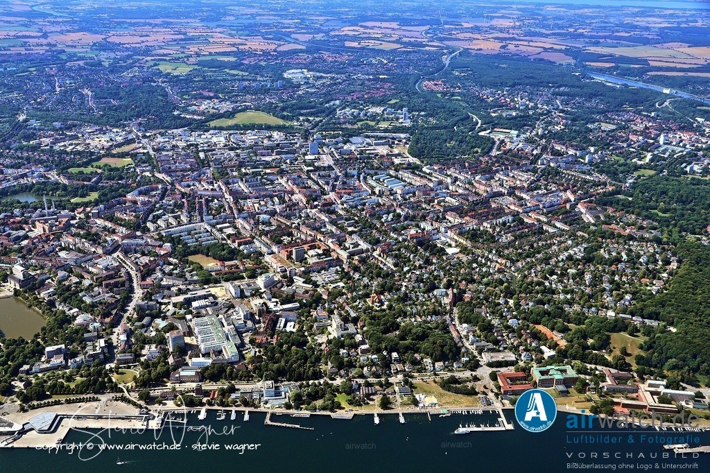 Luftbild Kiel Hafen | Entdecken Sie atemberaubende Luftbilder und Fotografien auf airwatch.de - Tauchen Sie ein in eine Welt voller faszinierender Aufnahmen aus der Vogelperspektive.