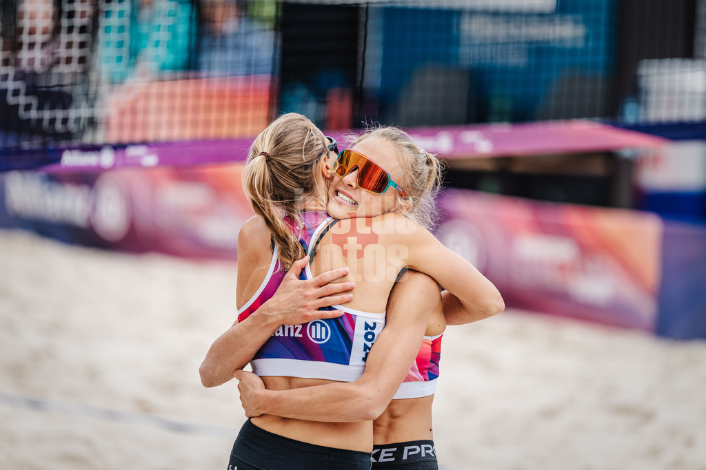 Beachvolleyball | Frauen | German Beach Tour 2024 | Tourstop Bremen | 09.06.2024 | v.l. Kim van de Velde und Paula Schürholz liegen sich im Arm