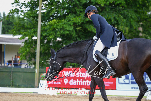 DKP41687 | Turnierfotos kaufen im Webshop von Daniel Kuhl Photography – entdecke professionelle Reitsportfotos aus Turnieren & Events. Hochwertige Turnierbilder online bestellen & sichern. Jetzt Fotos von Reitsportturnieren kaufen!